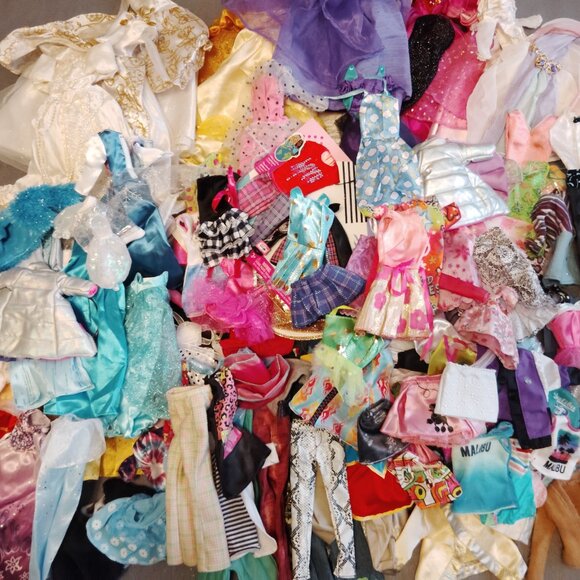 HUGE 150 PC MIXED LOT BARBIE CLOTHES VINTAGE & MODERN OUTFITS TONS OF CLOTHING! - Picture 9 of 9